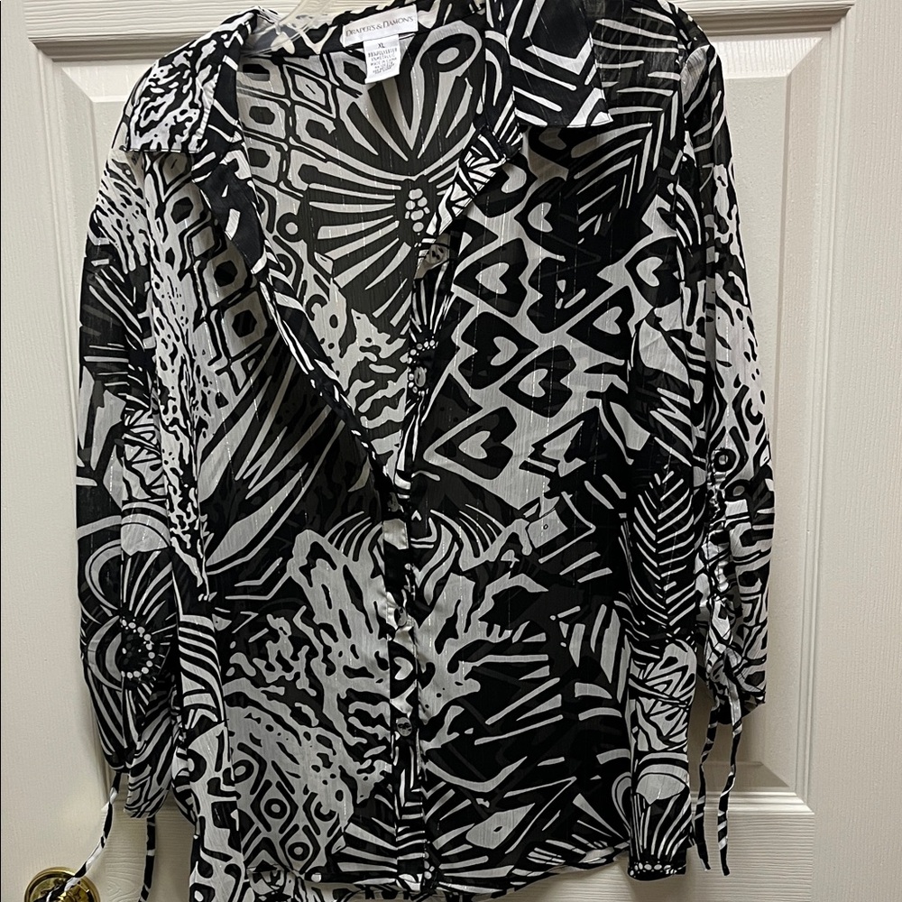 Black & White Printed Button-Front Women's Top